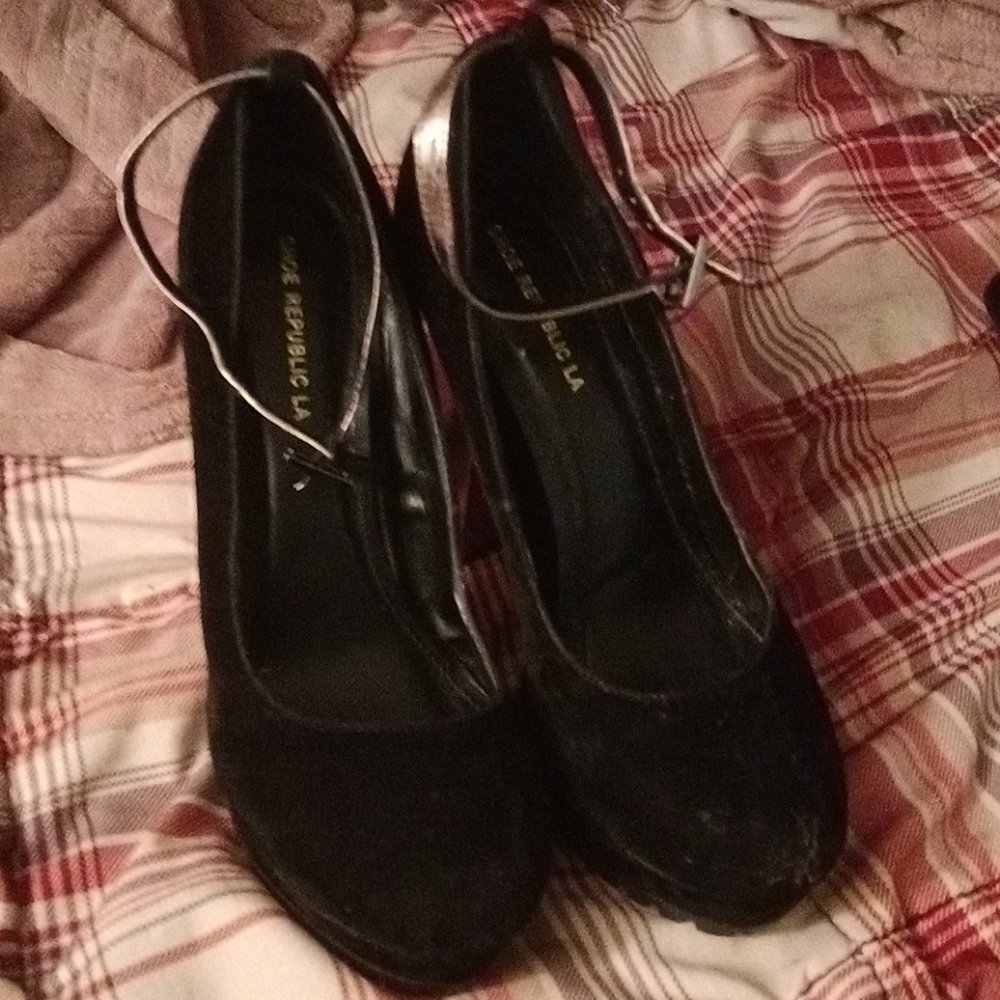 Velvet black heels with ankle strap